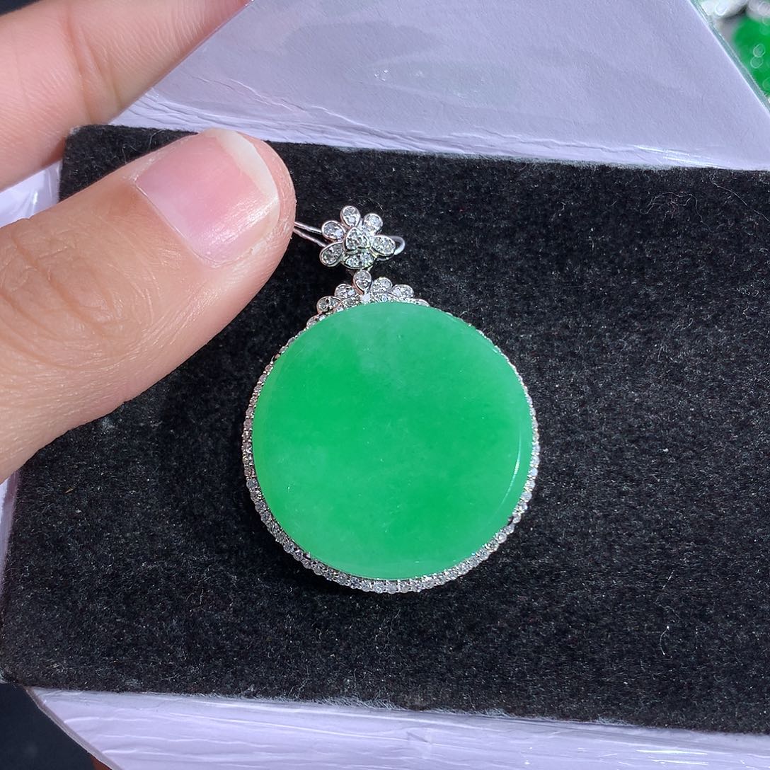 翡翠吊坠(赠链)18K金镶嵌