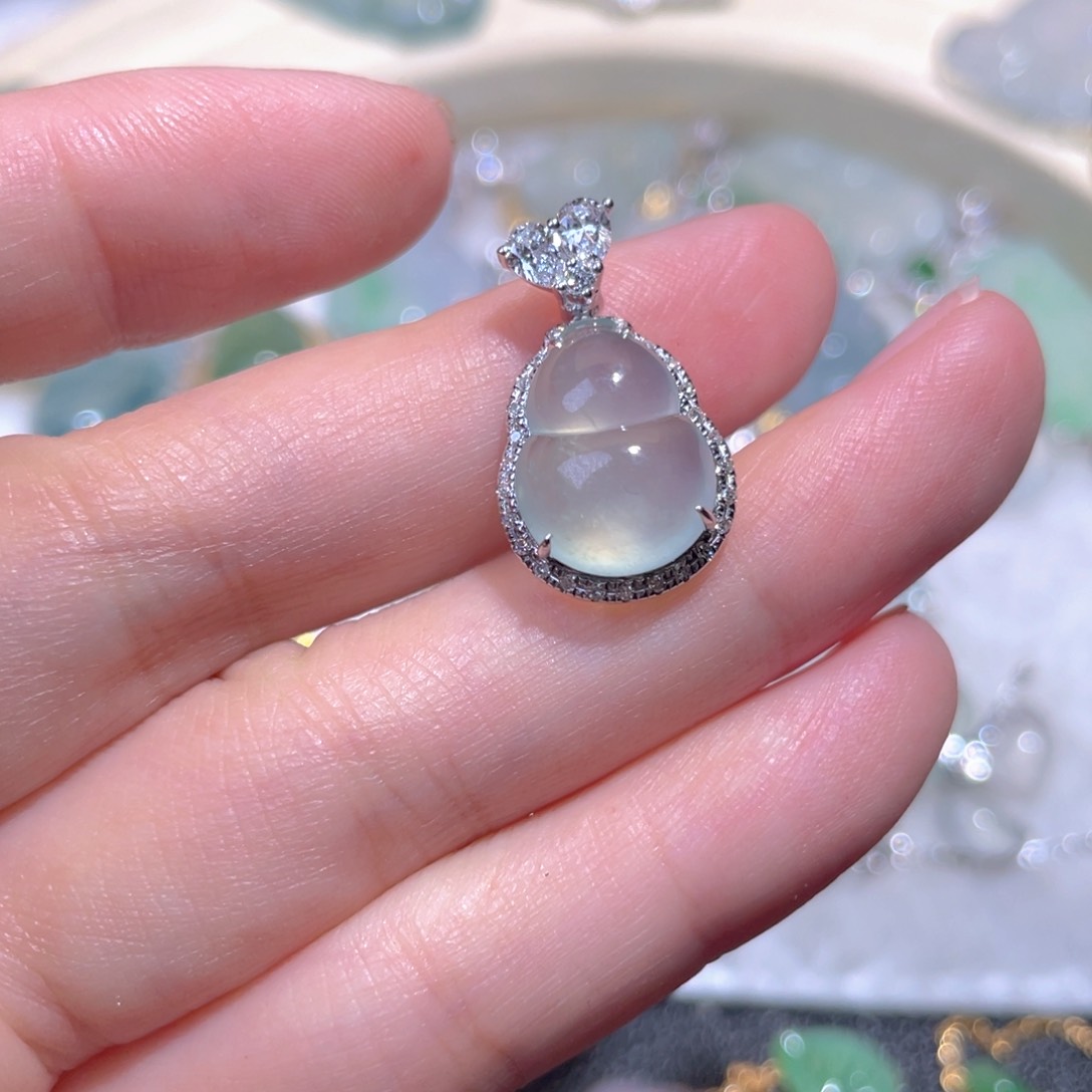 翡翠18K金镶嵌颈饰翡翠