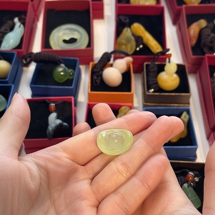 雨***仔蛇纹石玉未镶嵌颈饰