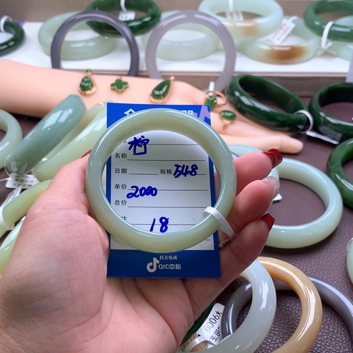 和田玉手镯未镶嵌柠**?