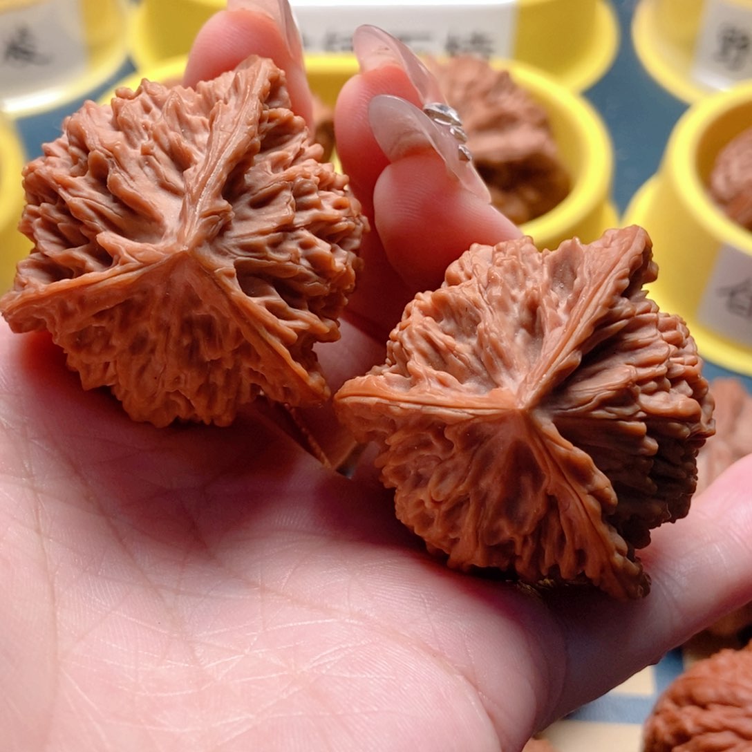 文玩核桃把件40盘龙纹三棱