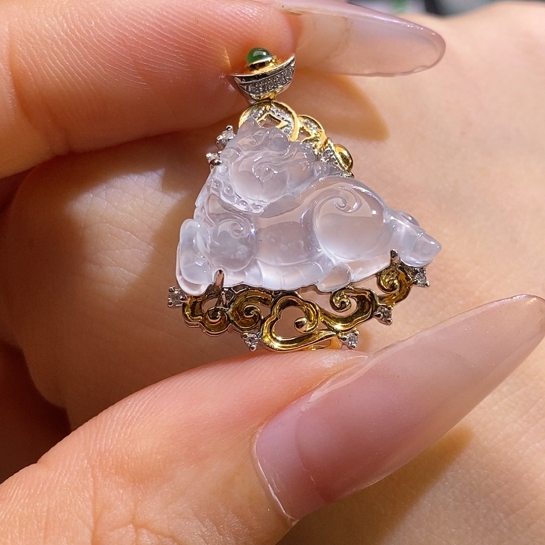 翡翠18K金镶嵌颈饰麒麟