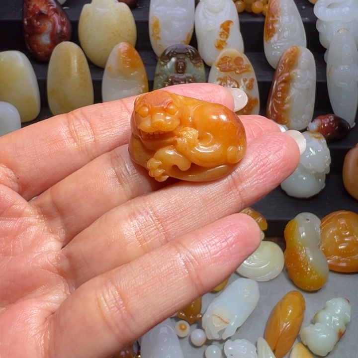 和田玉颈饰未镶嵌听**话