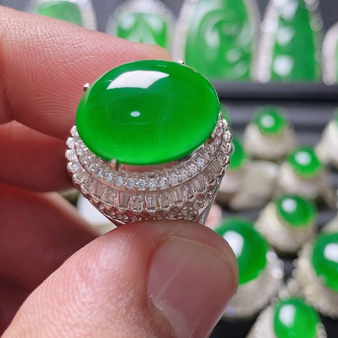 晚***c翡翠未镶嵌颈饰     