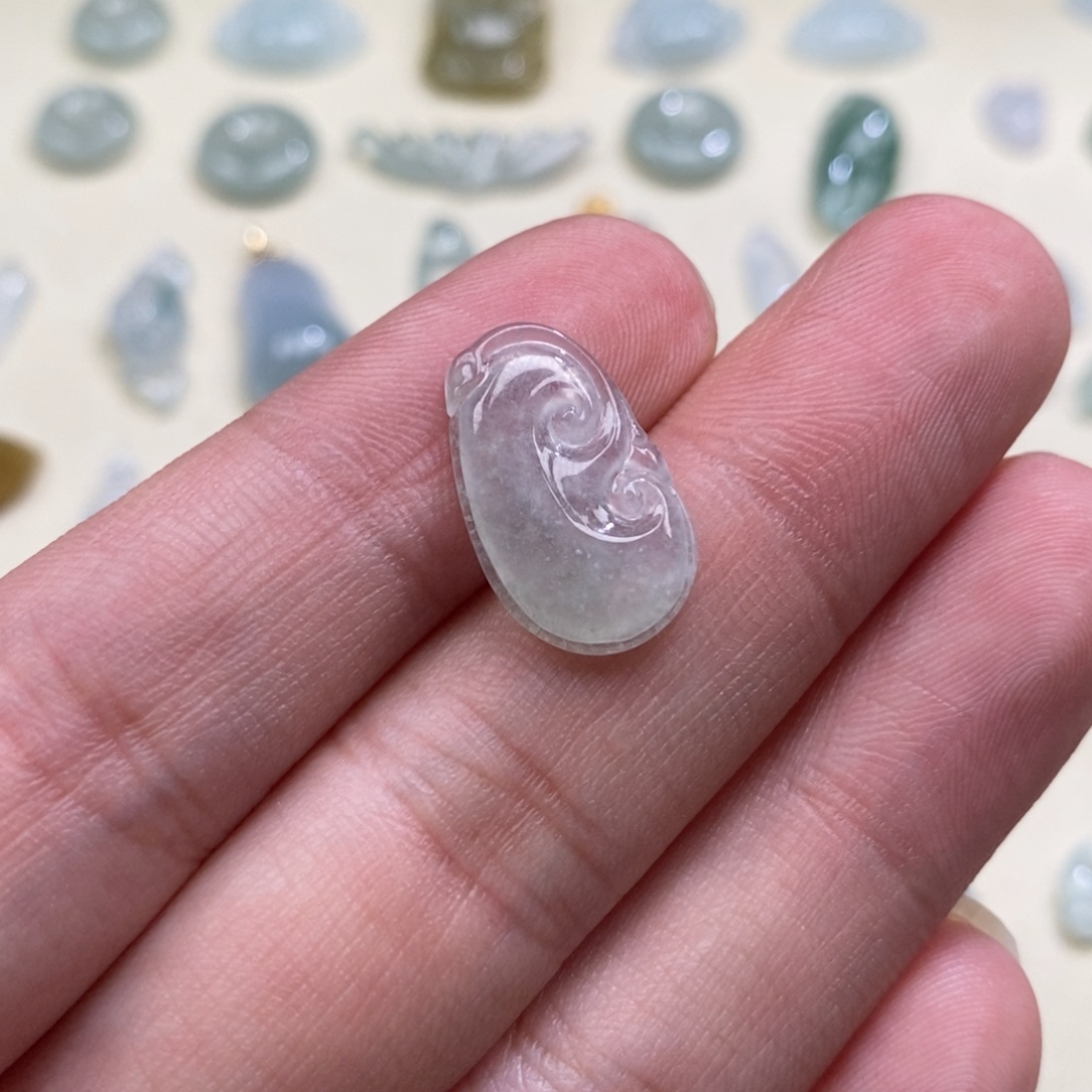 翡翠未镶嵌颈饰如意