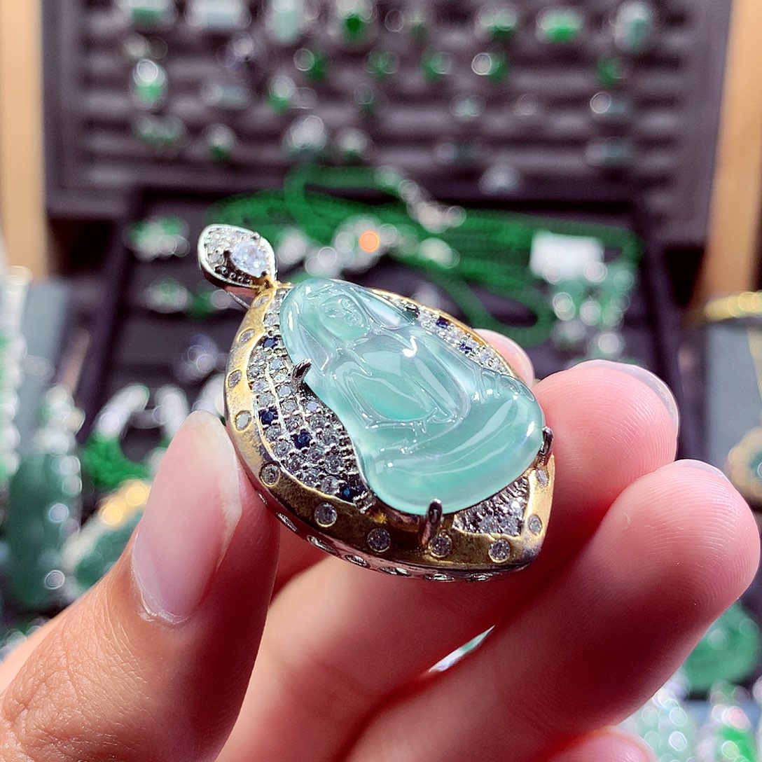 翡翠未镶嵌颈饰挂件