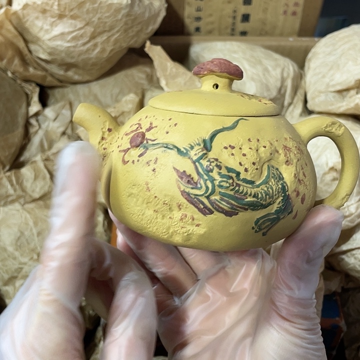 茶壶紫砂原矿泥料，手工制作的一把紫砂壶。