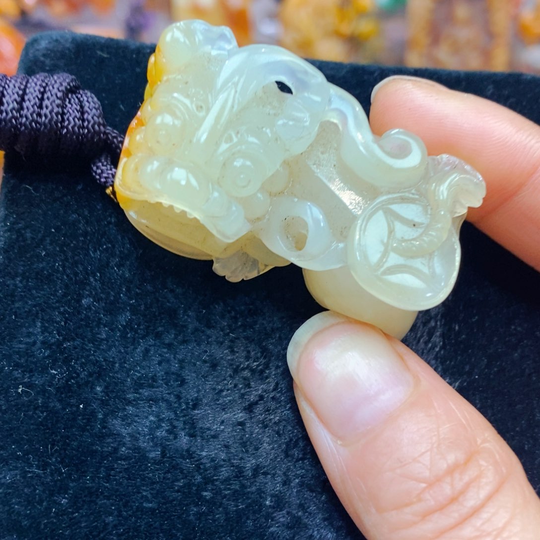 未镶嵌石英质玉（黄龙玉）颈饰