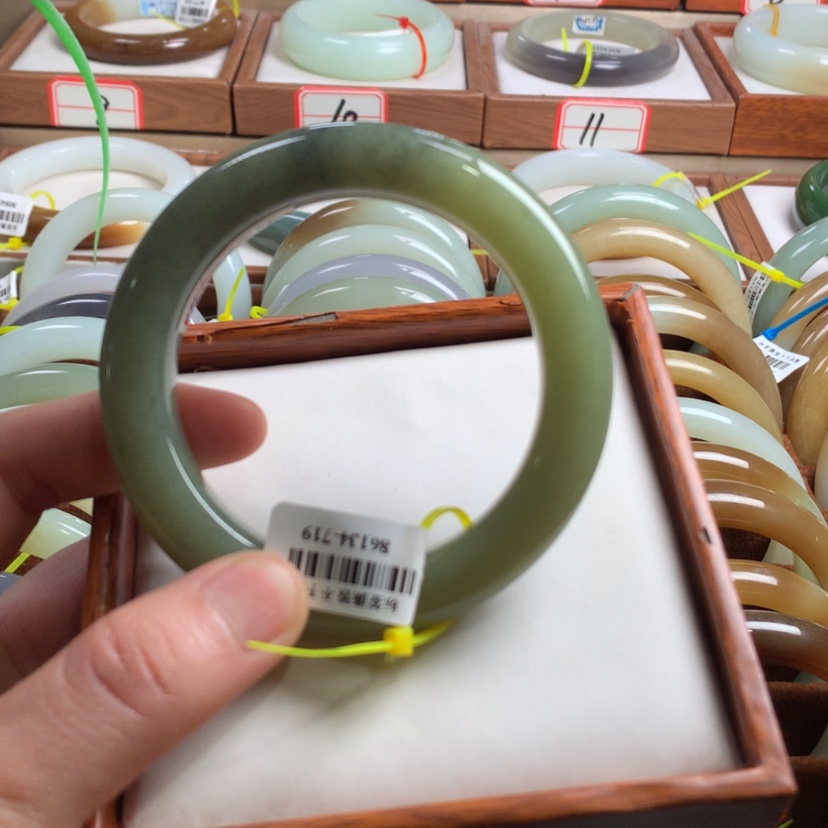 【闪购商品】和田玉手镯未镶嵌57