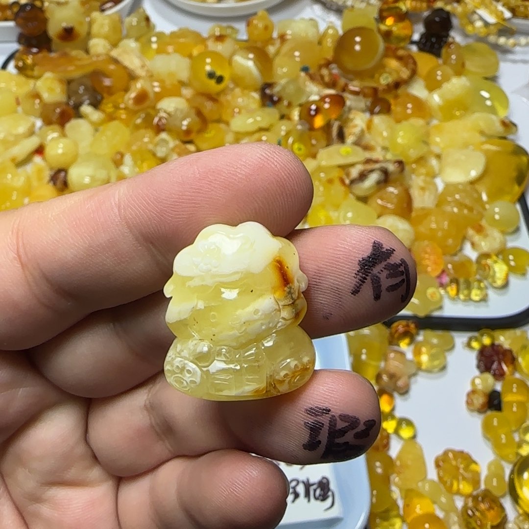 哦***哦琥珀未镶嵌裸石3.98克