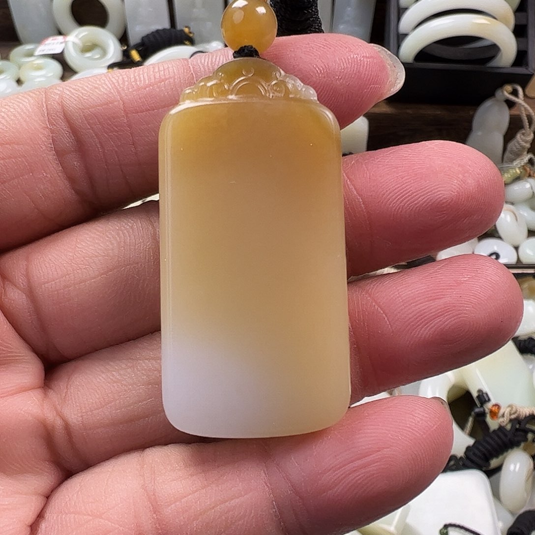 云***。和田玉未镶嵌颈饰