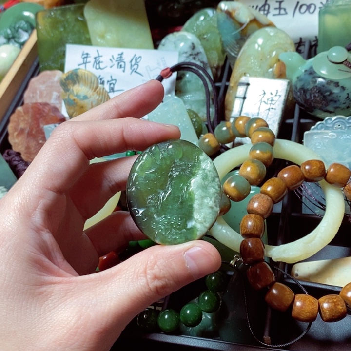 蛇纹石玉颈饰未镶嵌