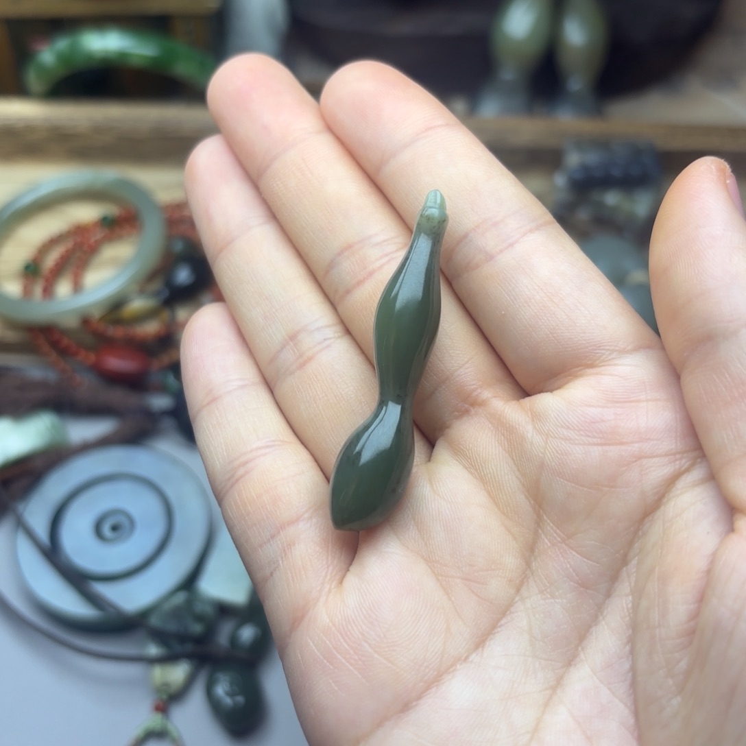 透闪石质玉未镶嵌颈饰