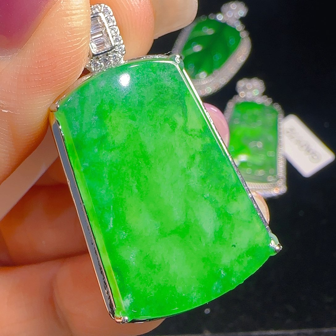 翡翠吊坠(赠链)未镶嵌