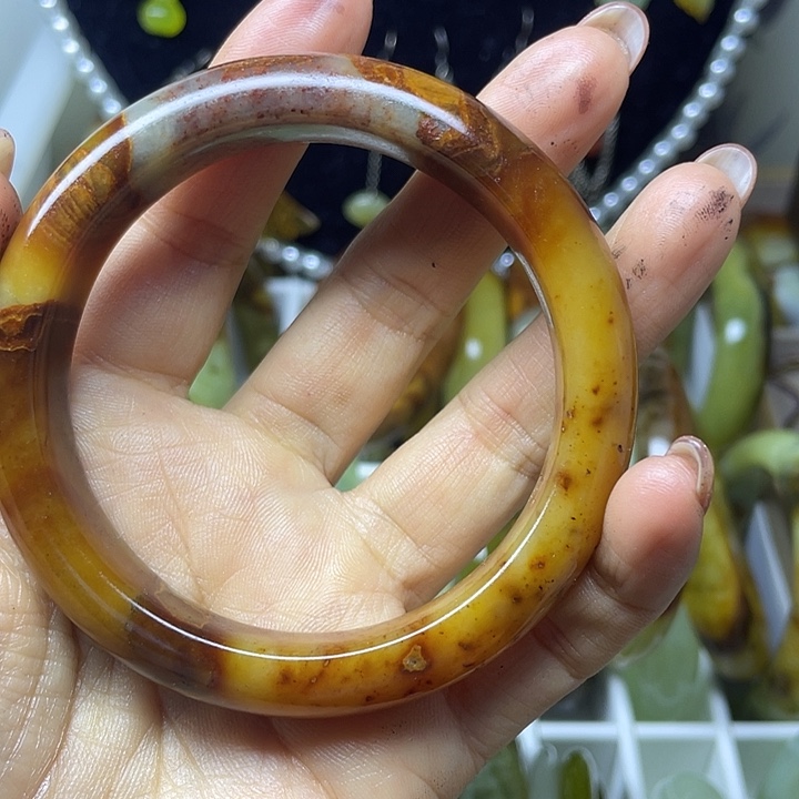 陈***红蛇纹石玉未镶嵌手镯