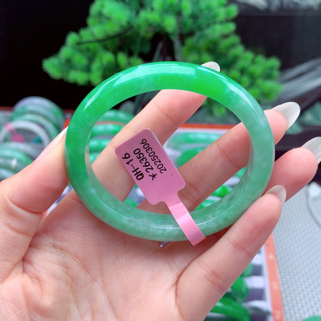 翡翠手镯未镶嵌翡翠