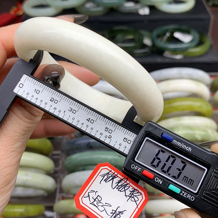蛇纹石玉手镯未镶嵌130