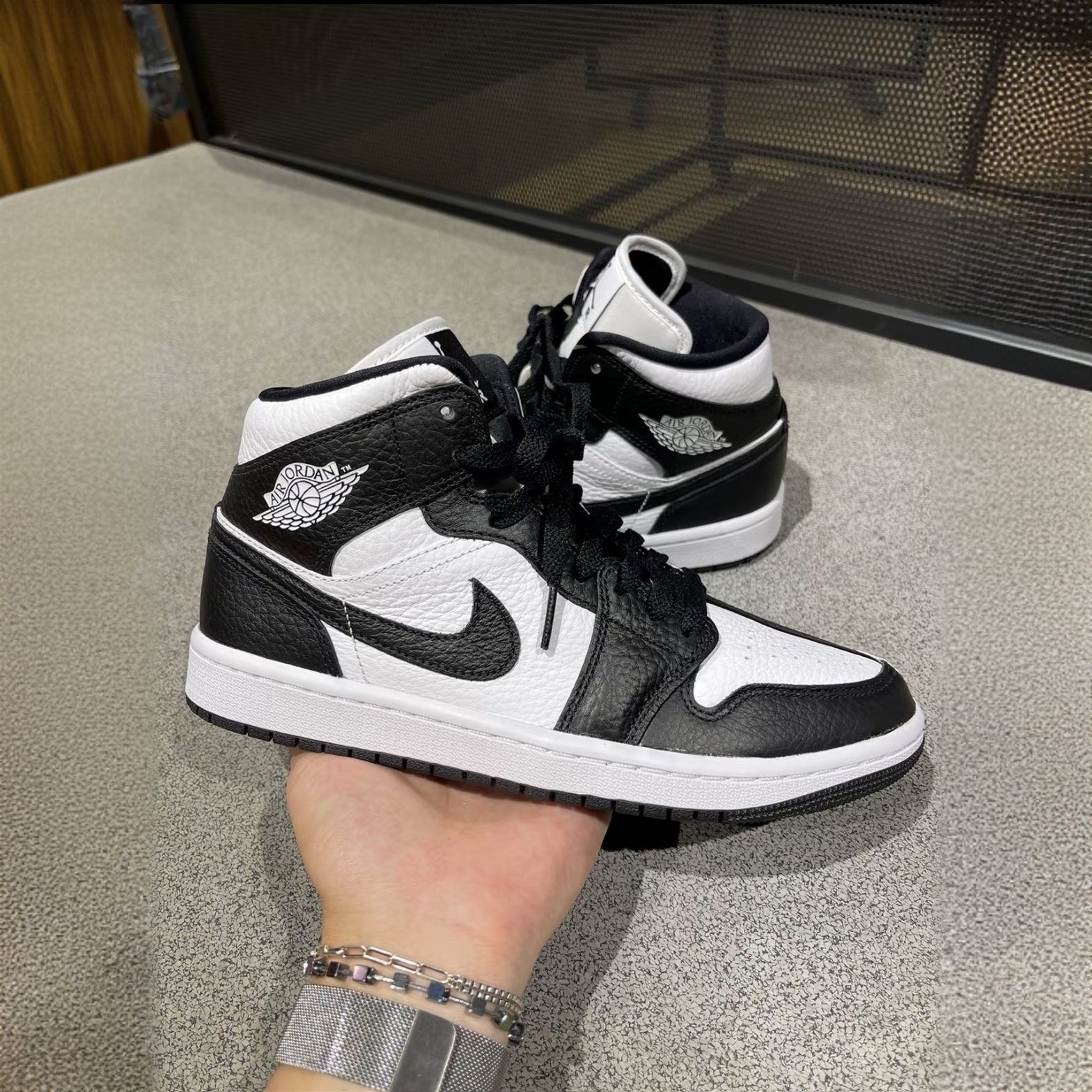 耐克女鞋Air Jordan1 Mid AJ1 黑白熊猫中帮休闲板鞋女款官方正品