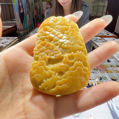 翡翠未镶嵌颈饰一个