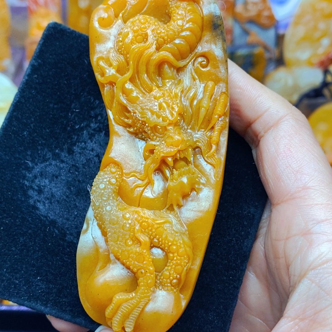 未镶嵌石英质玉（黄龙玉）颈饰