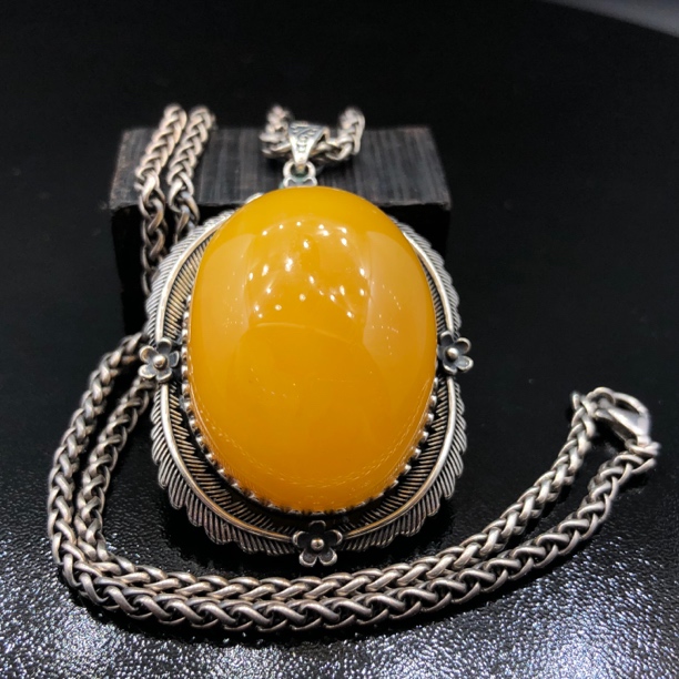 原生态鸡油红蜜蜡吊坠。含链