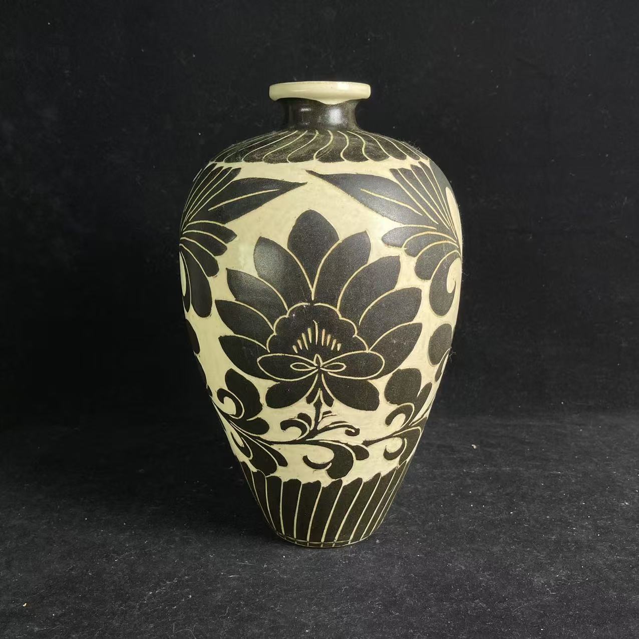 M磁州窑白地墨彩剔刻莲瓣纹梅瓶