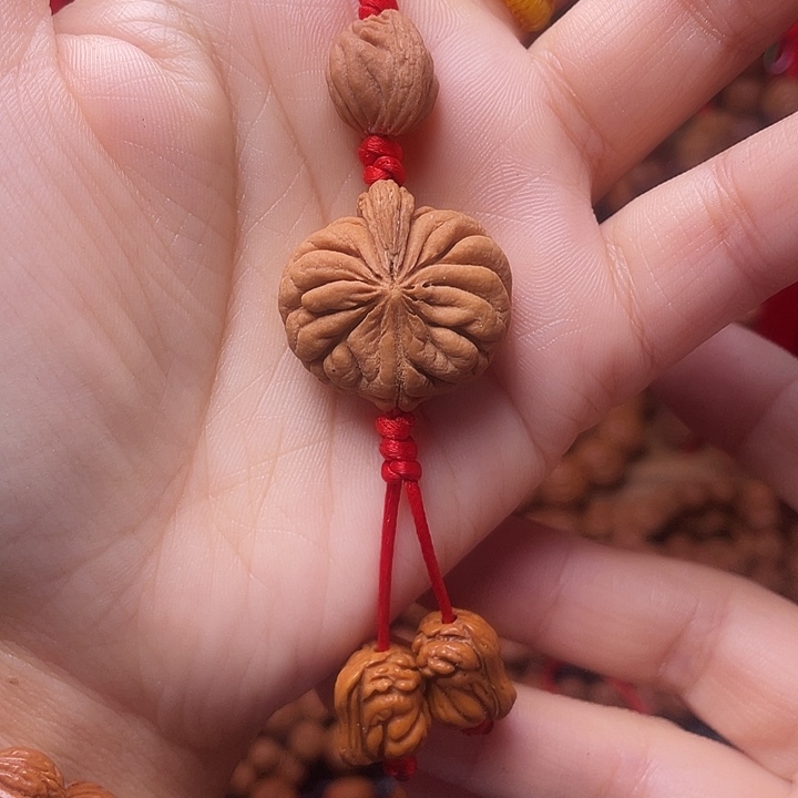 木质类龙纹桃枭挂件