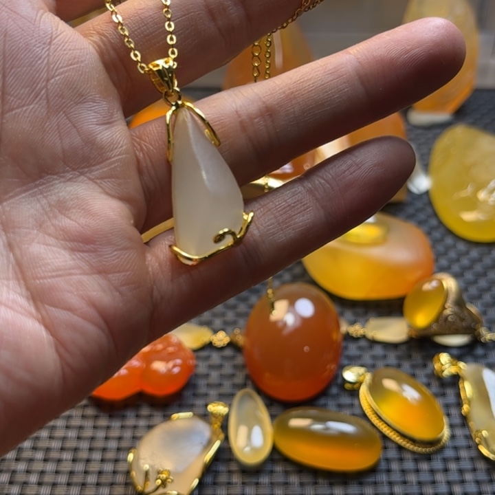 老***0石英质玉未镶嵌旦面