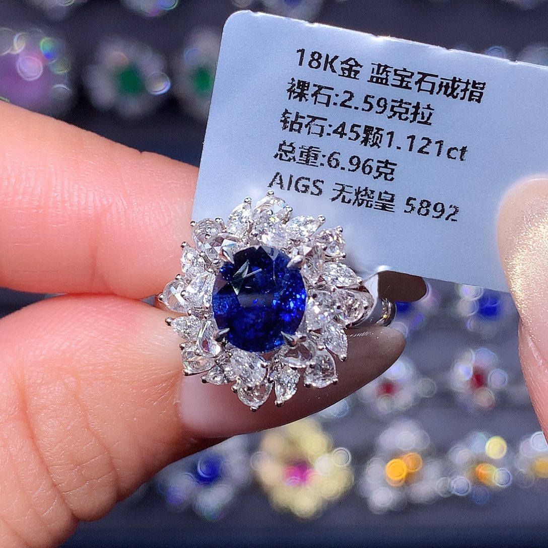 18K金镶嵌戒指蓝宝石