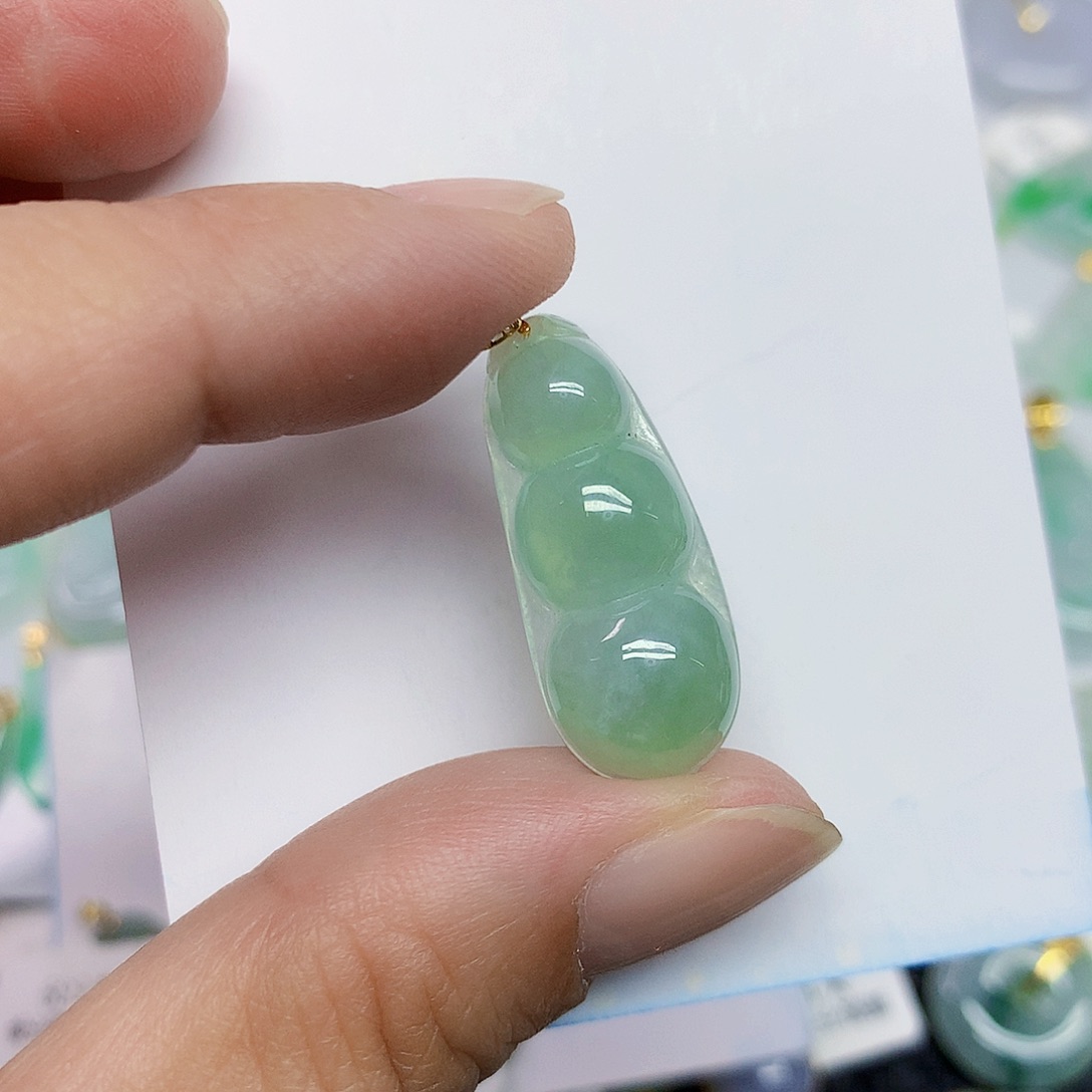 颈饰18K金镶嵌翡翠豆子