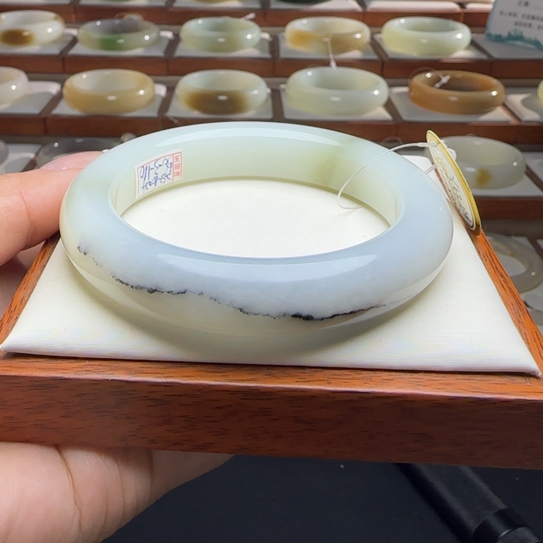 和田玉未镶嵌手镯