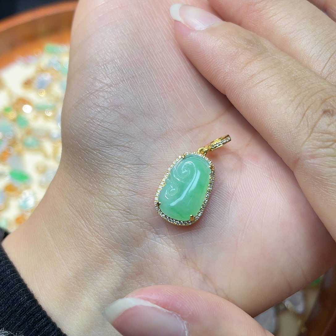 翡翠吊坠(不含链)18K金镶嵌乌**姆