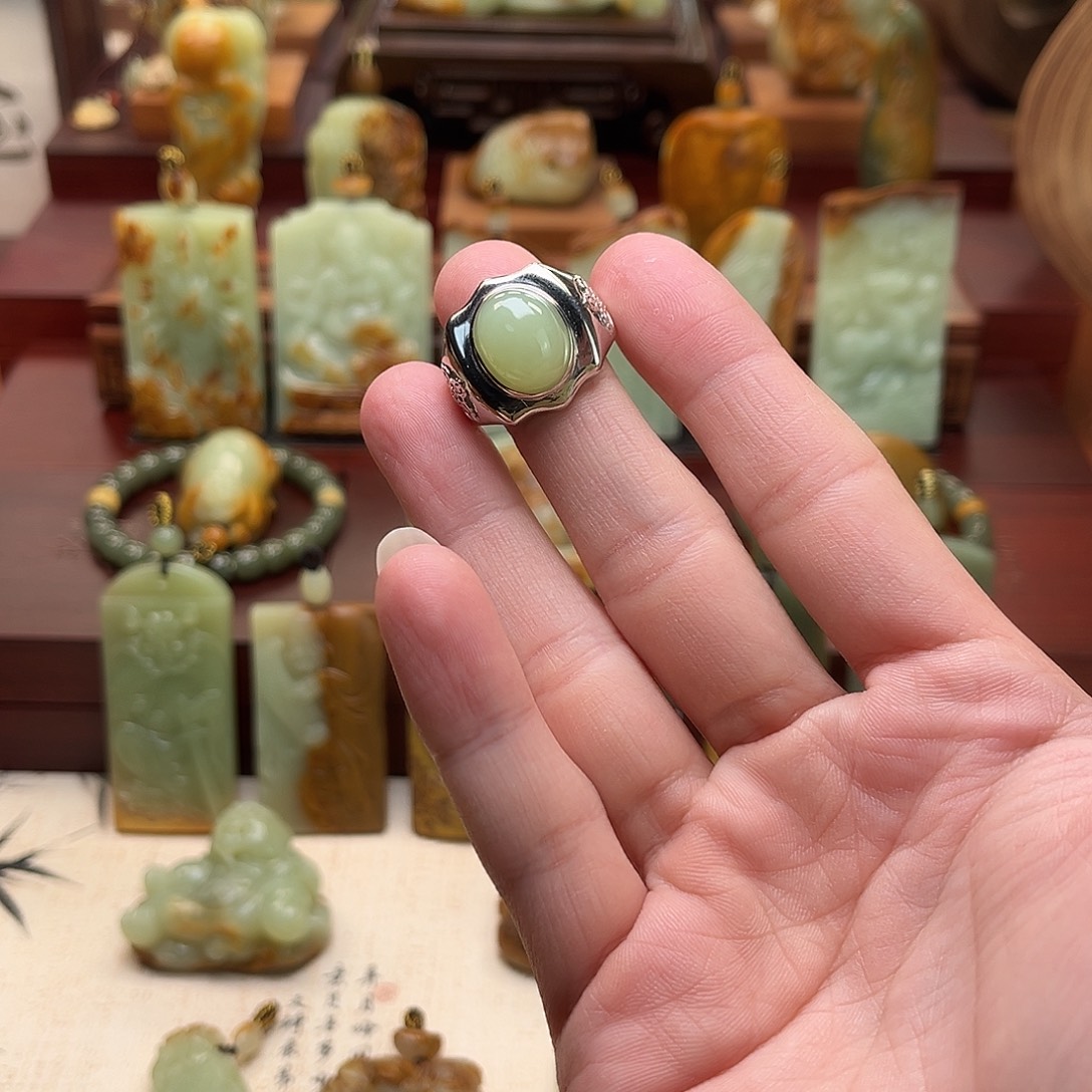 李***哥岫岩老玉（透闪石质玉）未镶嵌戒指