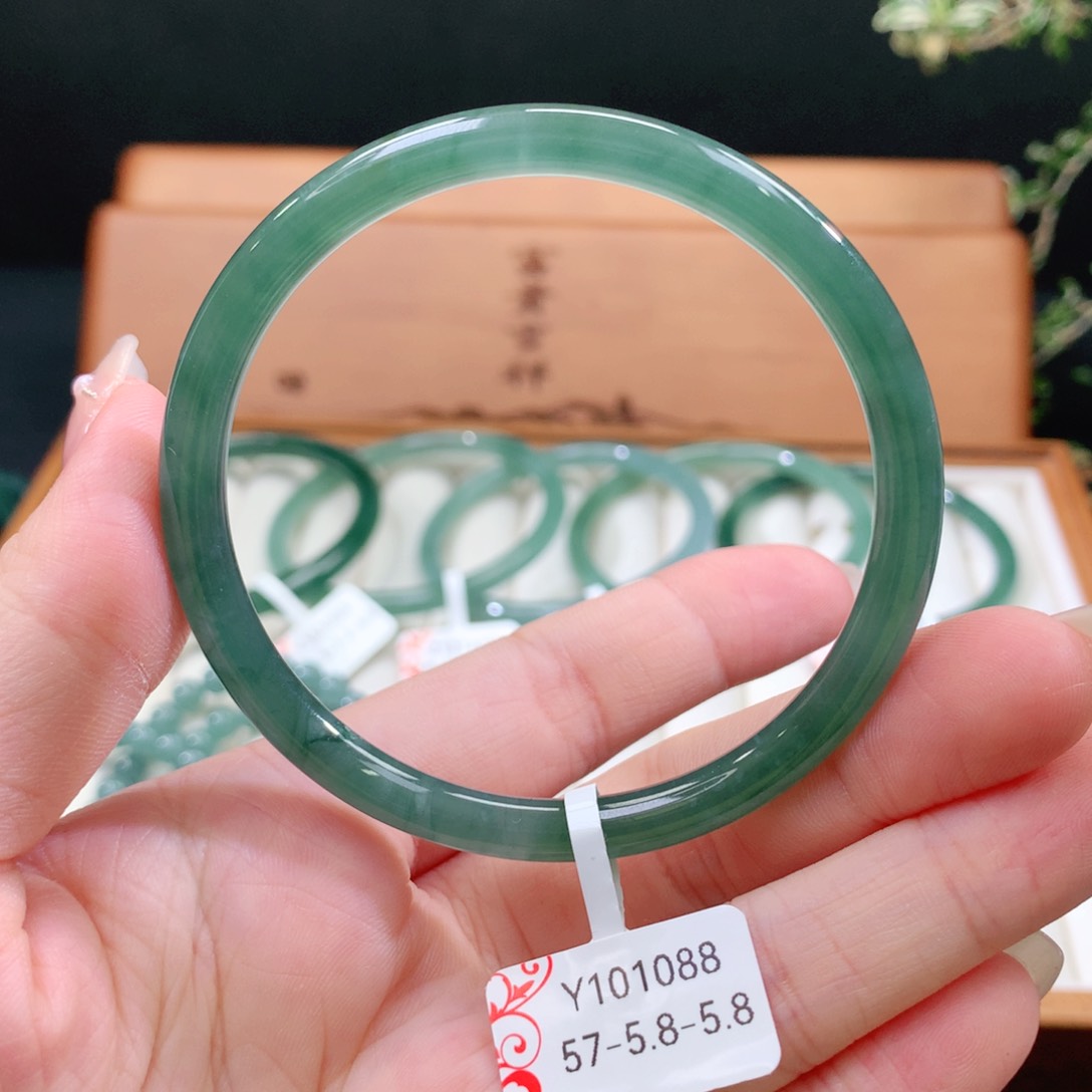 翡翠手镯未镶嵌天然