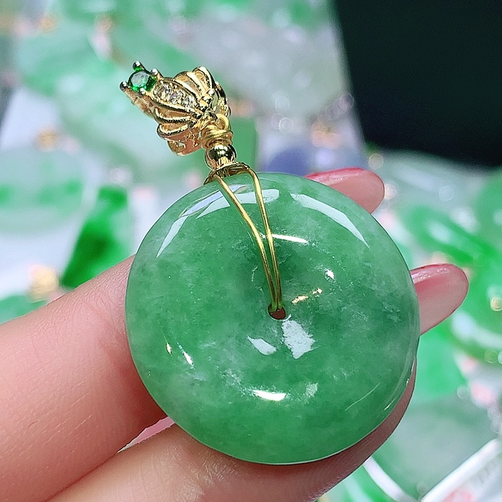 翡翠未镶嵌颈饰翡翠多样性发其一