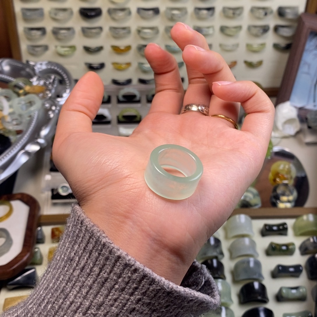 哈***。蛇纹石玉未镶嵌戒指微瑕放漏