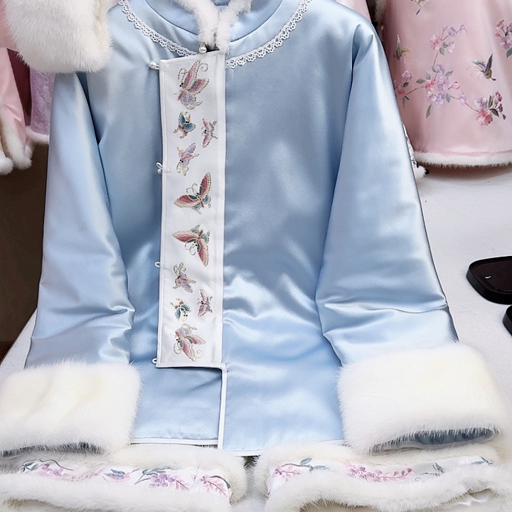 织绣真丝蓝色蝴蝶棉服