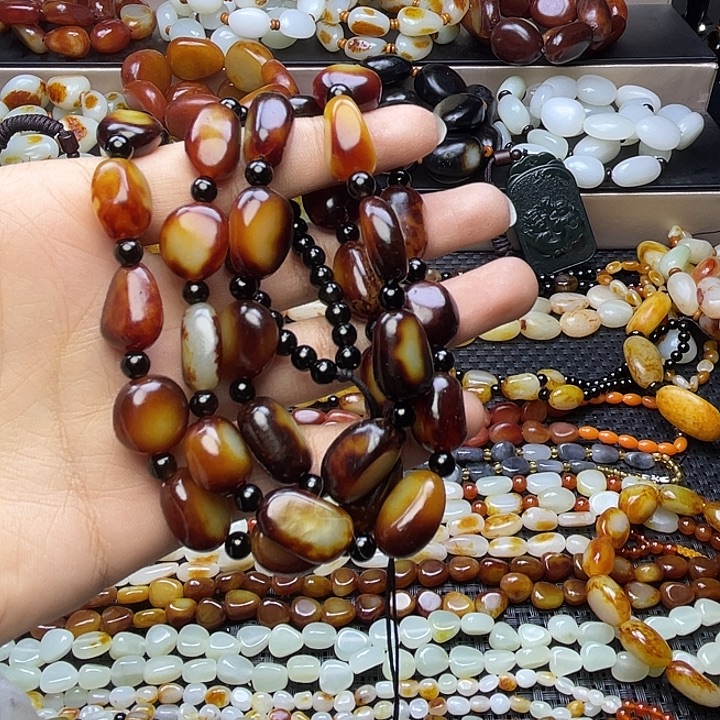 弘***育和田玉未镶嵌颈饰