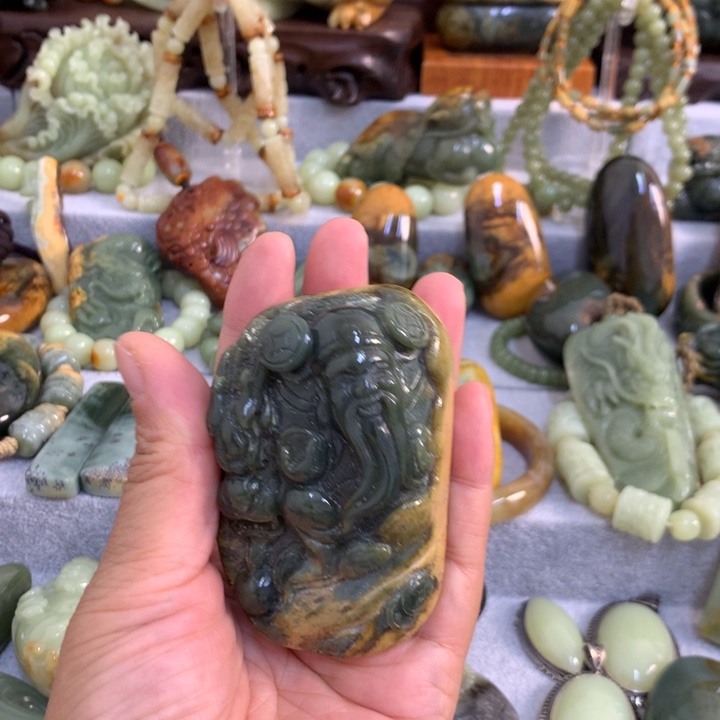 未镶嵌岫岩河磨玉（透闪石质玉）把件
