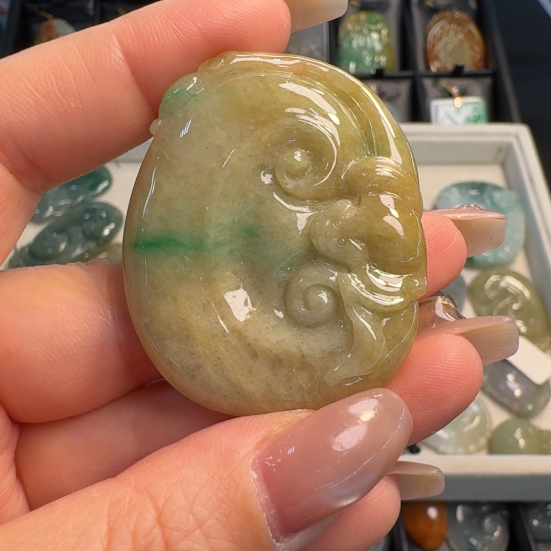 翡翠未镶嵌颈饰如意