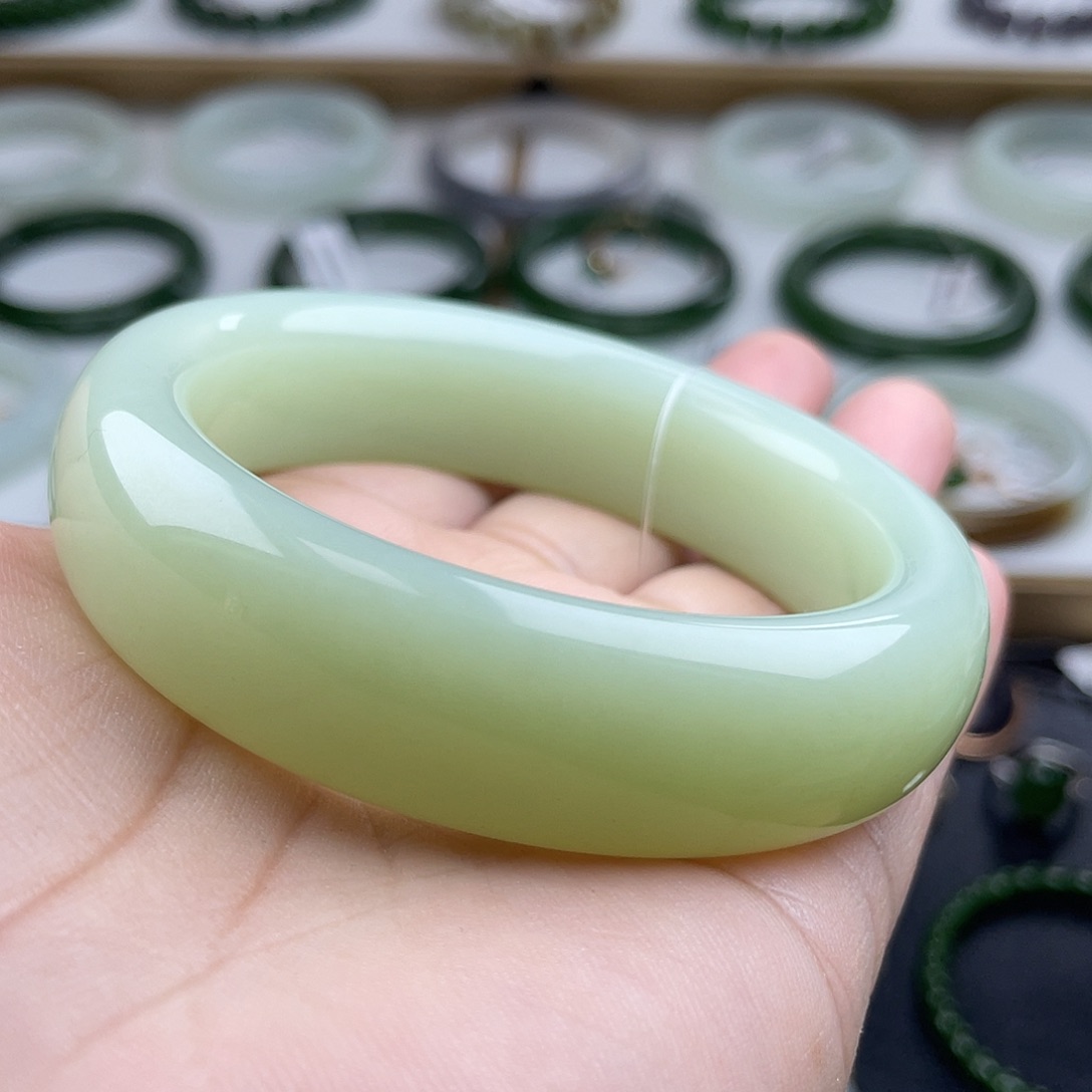 和田玉手镯未镶嵌