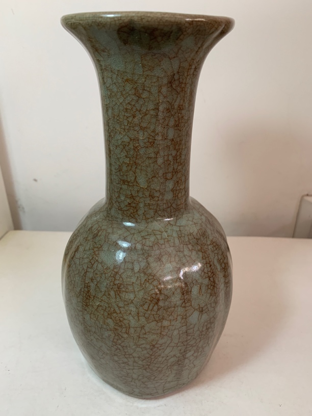 官窑花边口长颈花瓶