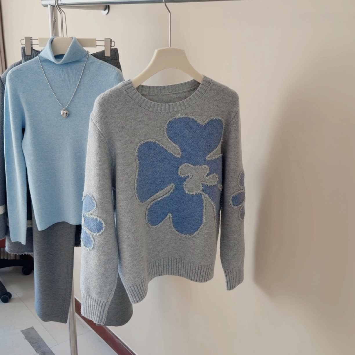 在韩 灰色花朵圆领毛衣