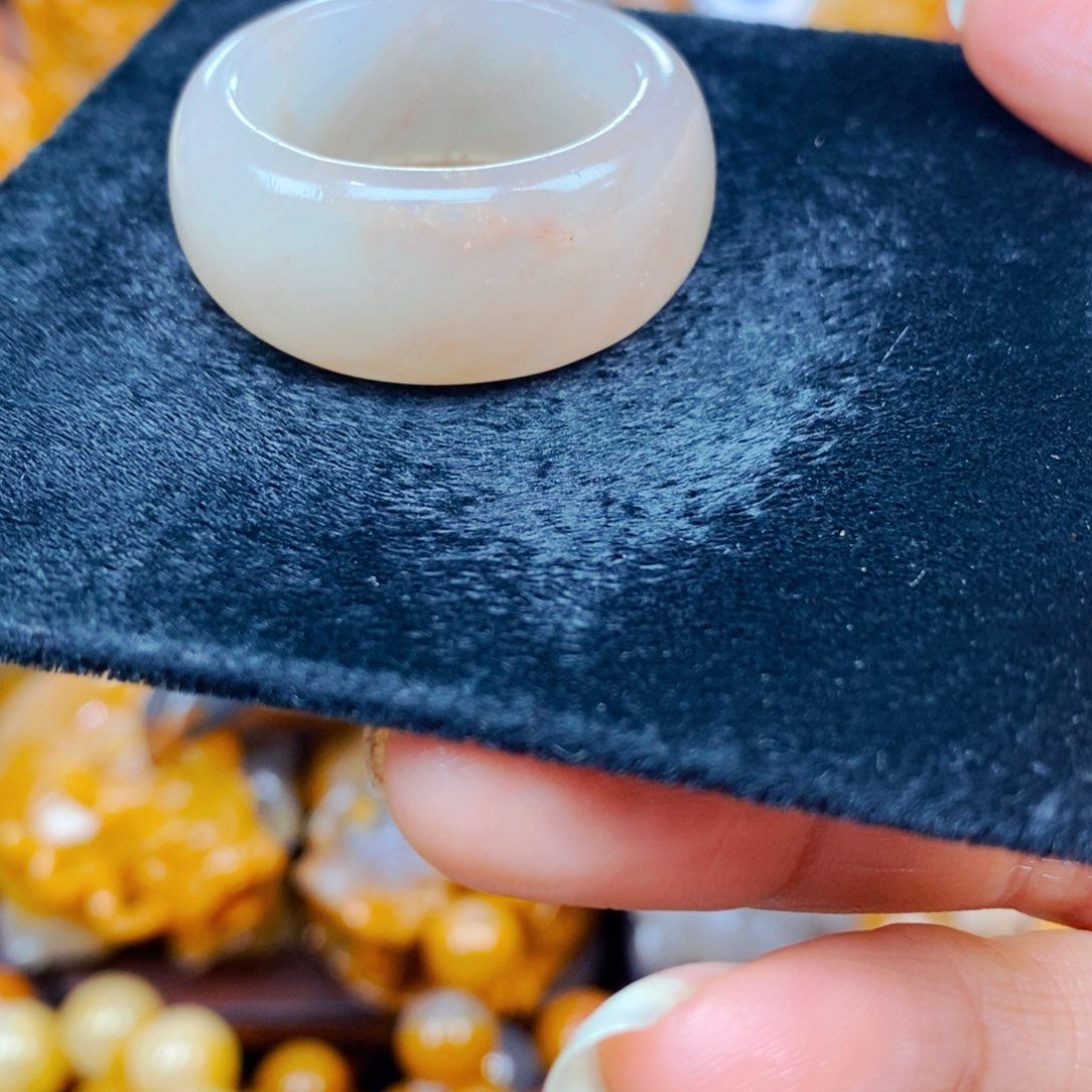 未镶嵌石英质玉（黄龙玉）颈饰