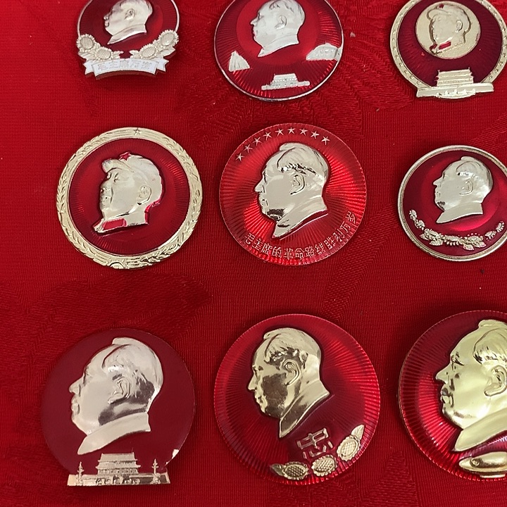 用***鱼其他普通金属红色收藏纪念章9枚
