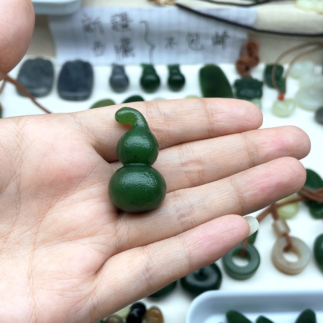 颈饰未镶嵌和田玉?**贴