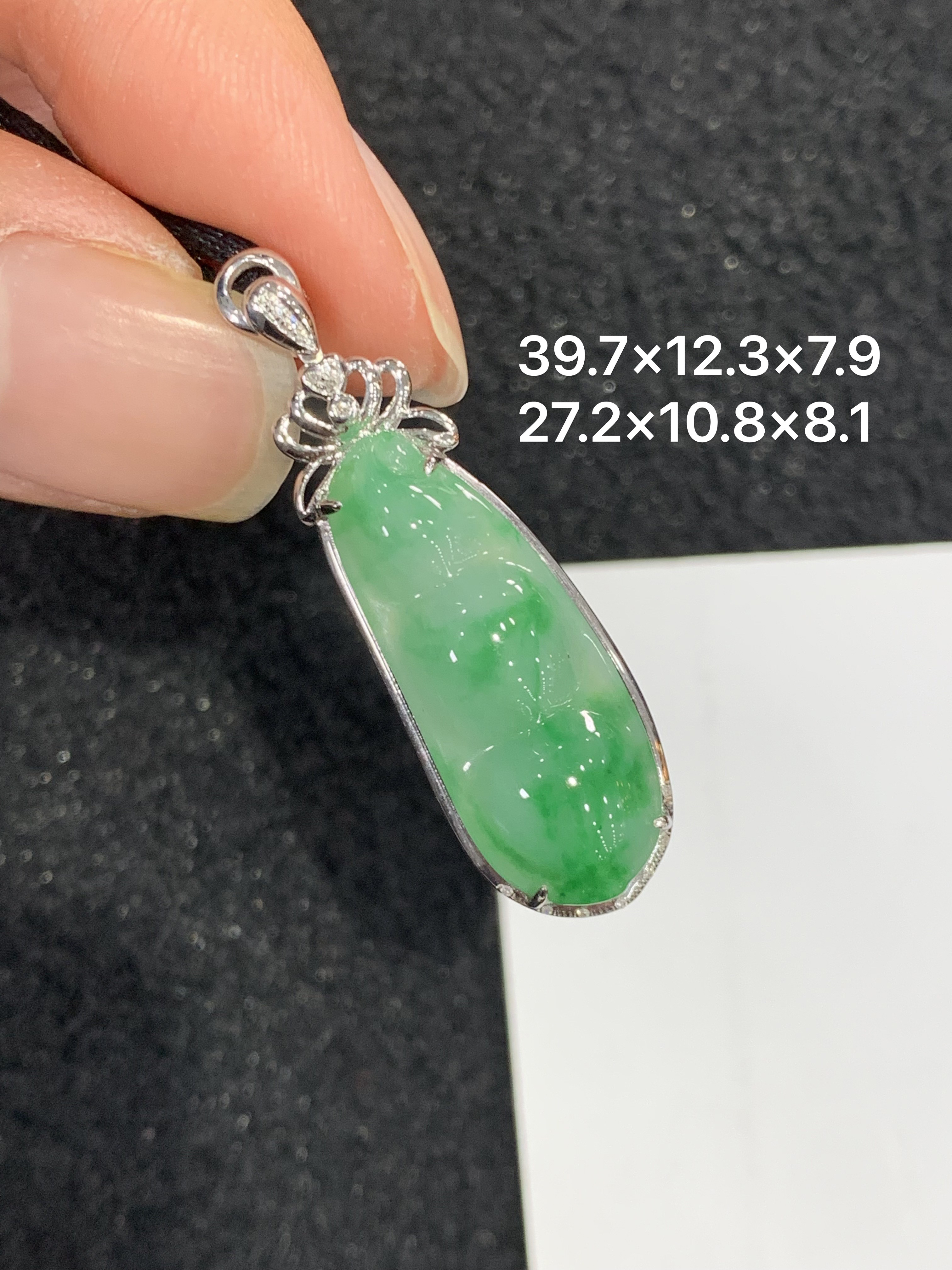 18K金镶嵌天然缅甸翡翠阳绿福豆吊坠