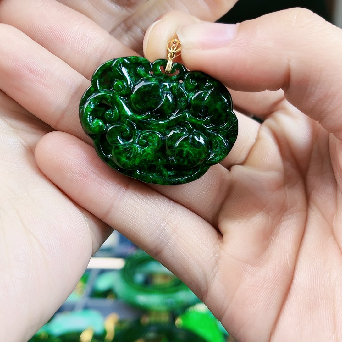 翡翠颈饰18K金镶嵌吊坠