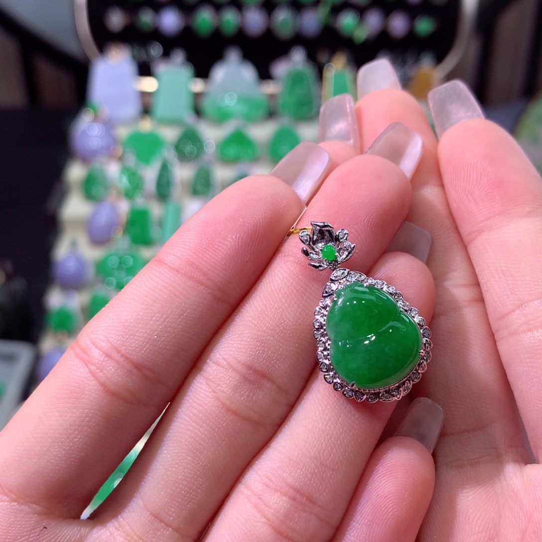 翡翠颈饰18K金镶嵌翡翠