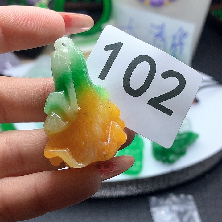 翡翠吊坠(赠链)未镶嵌